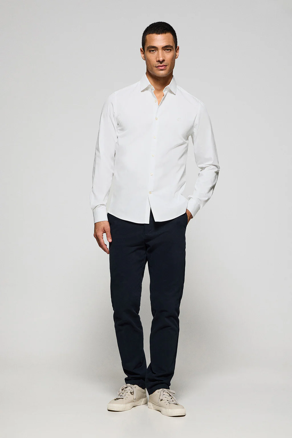 Camisa Super Slim de popelín blanca con monograma bordado - Image 4