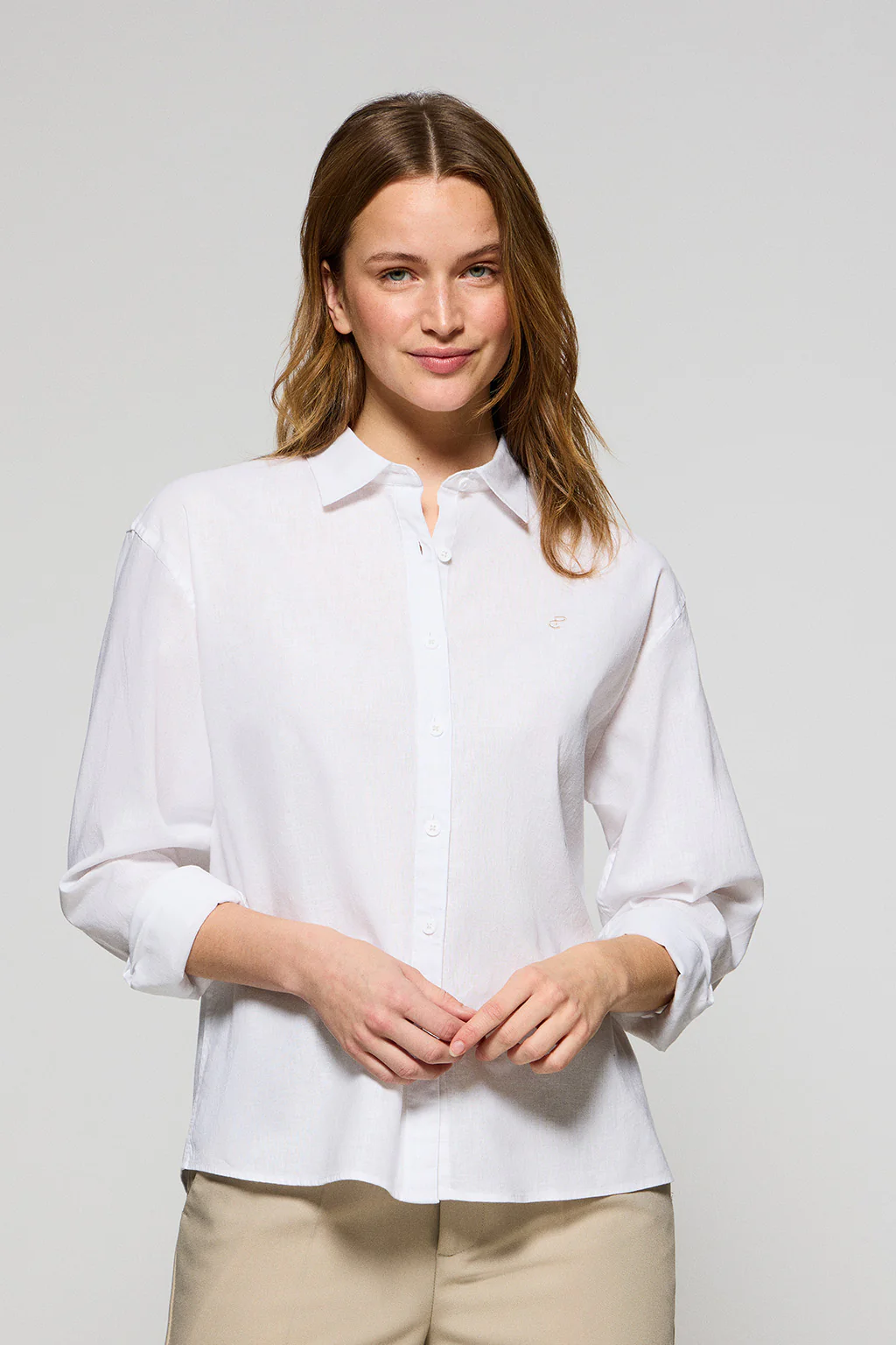 Camisa blanca loose fit de lino y algodón con monograma bordado