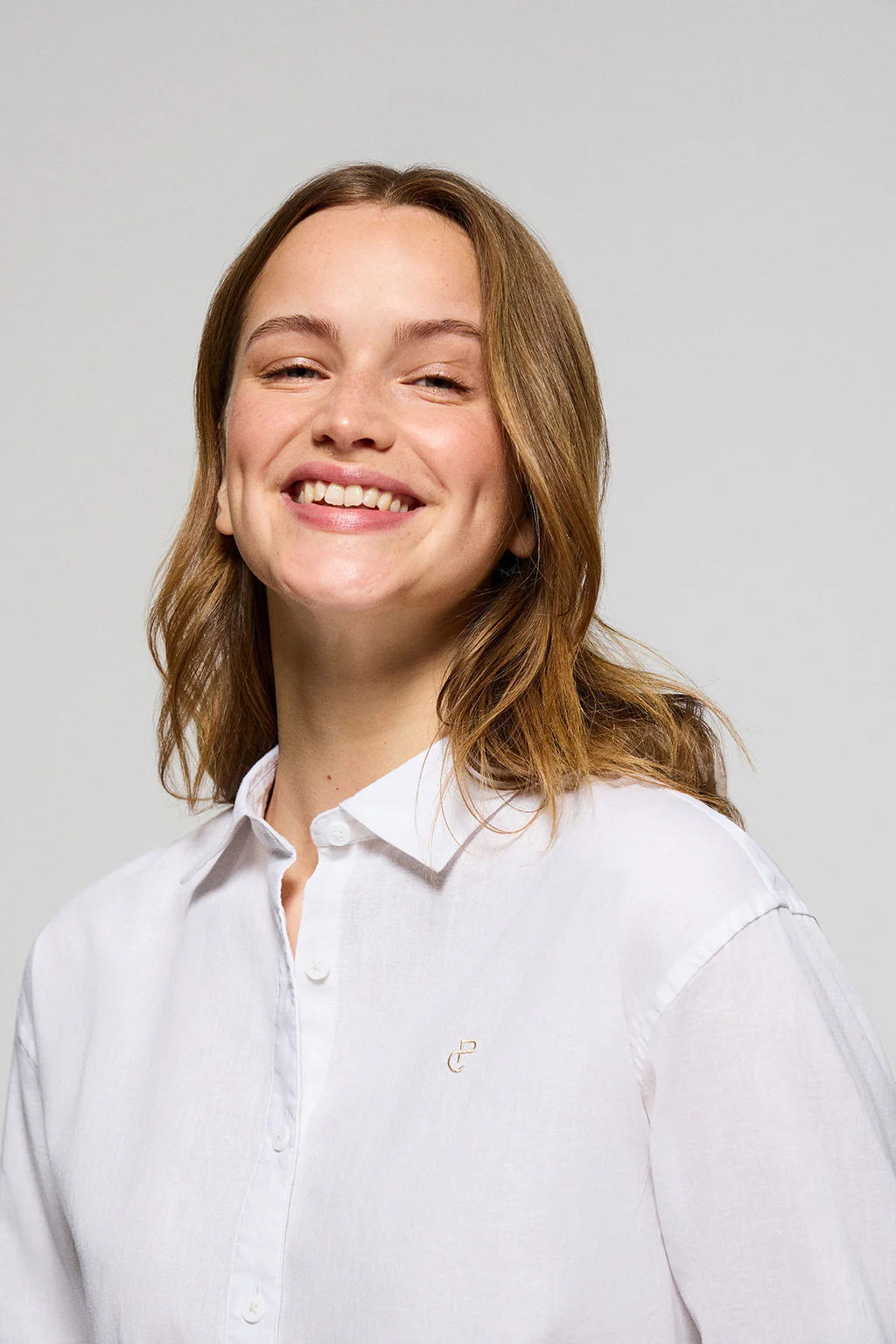 Camisa blanca loose fit de lino y algodón con monograma bordado - Image 2