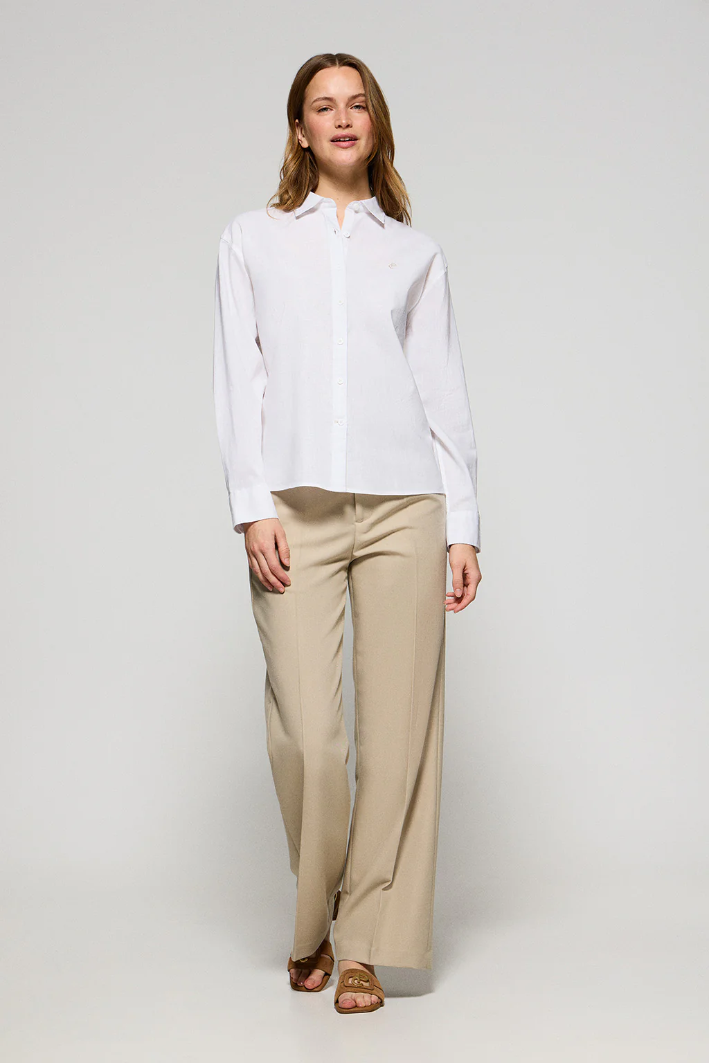 Camisa blanca loose fit de lino y algodón con monograma bordado - Image 3