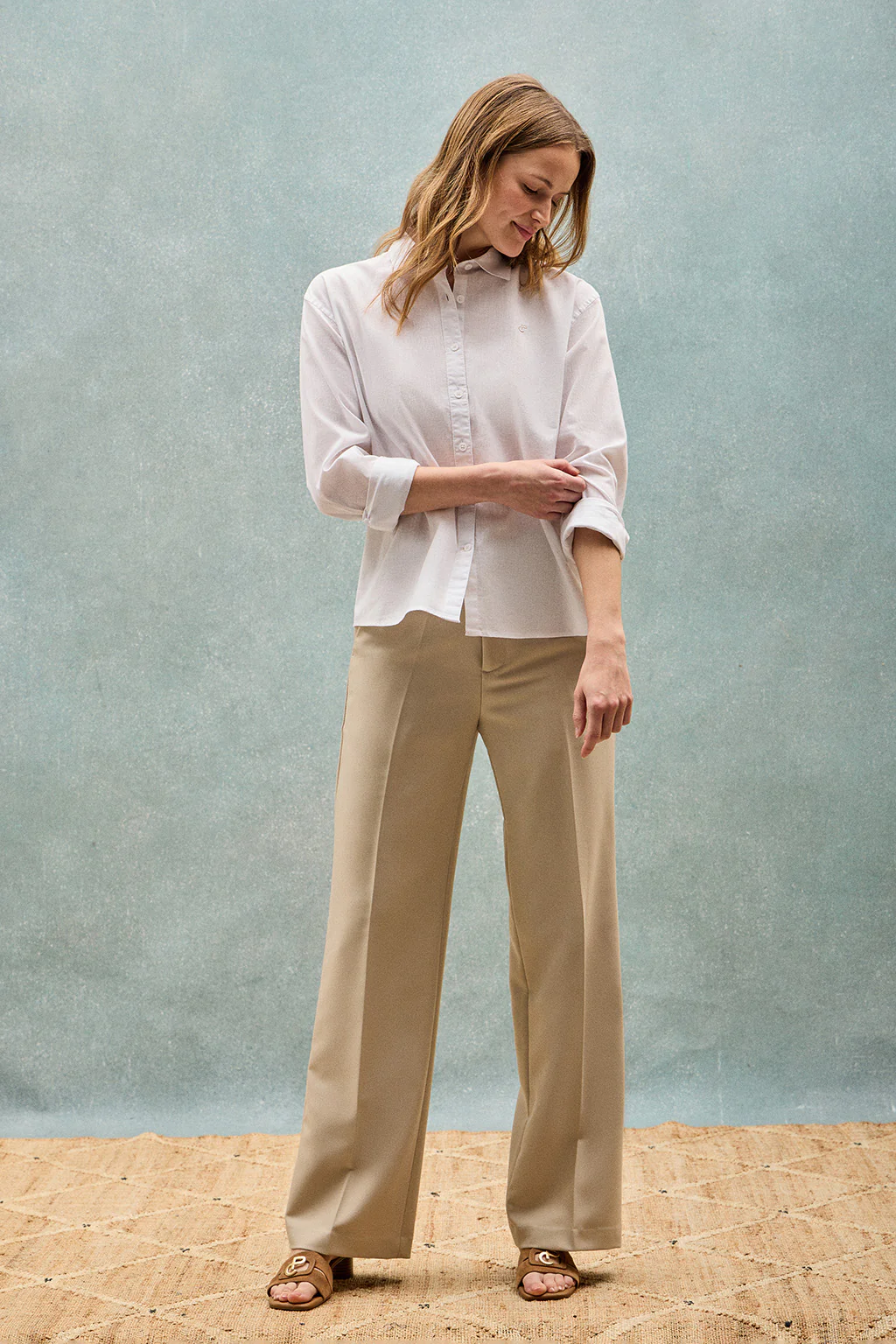 Camisa blanca loose fit de lino y algodón con monograma bordado - Image 4