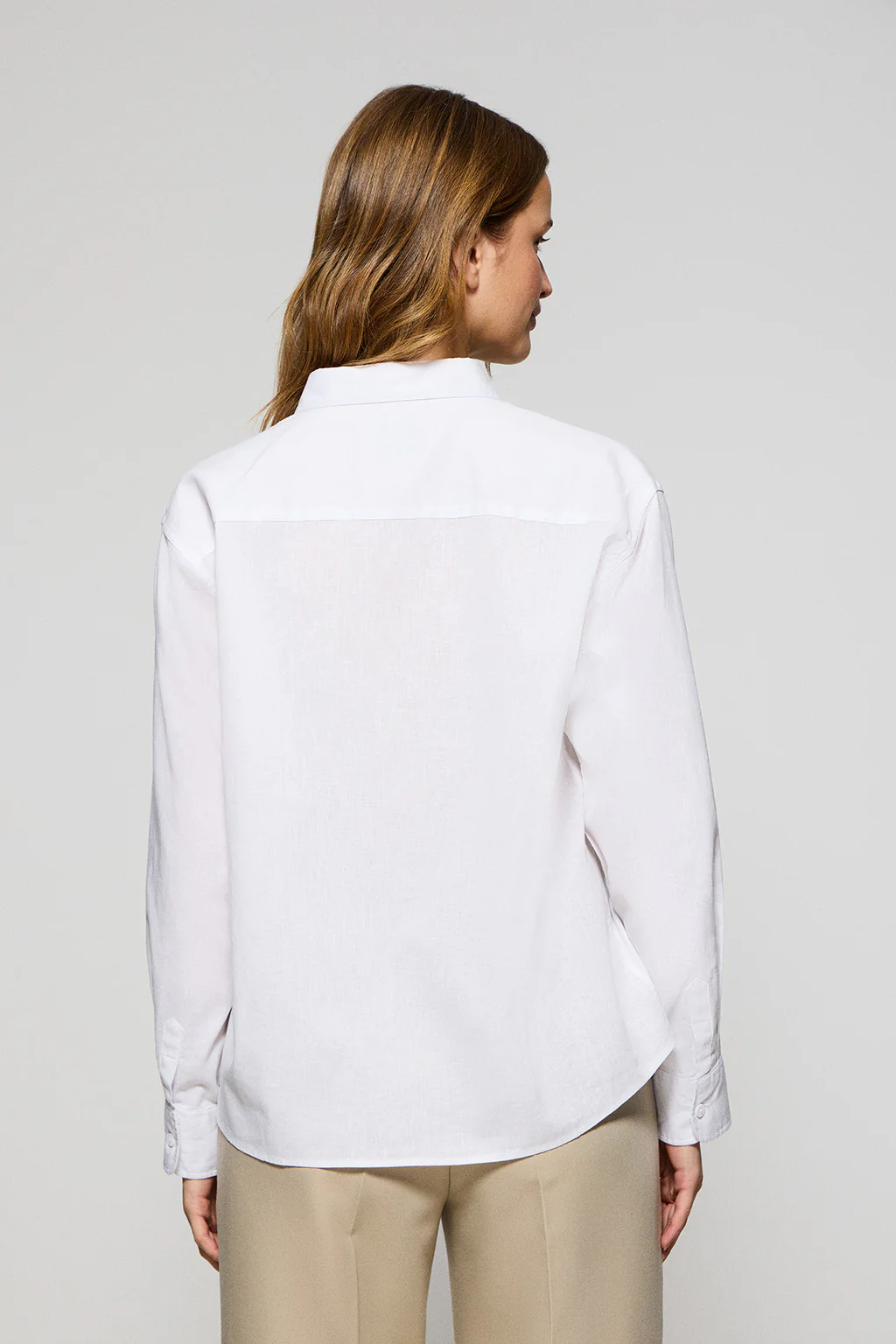 Camisa blanca loose fit de lino y algodón con monograma bordado - Image 5