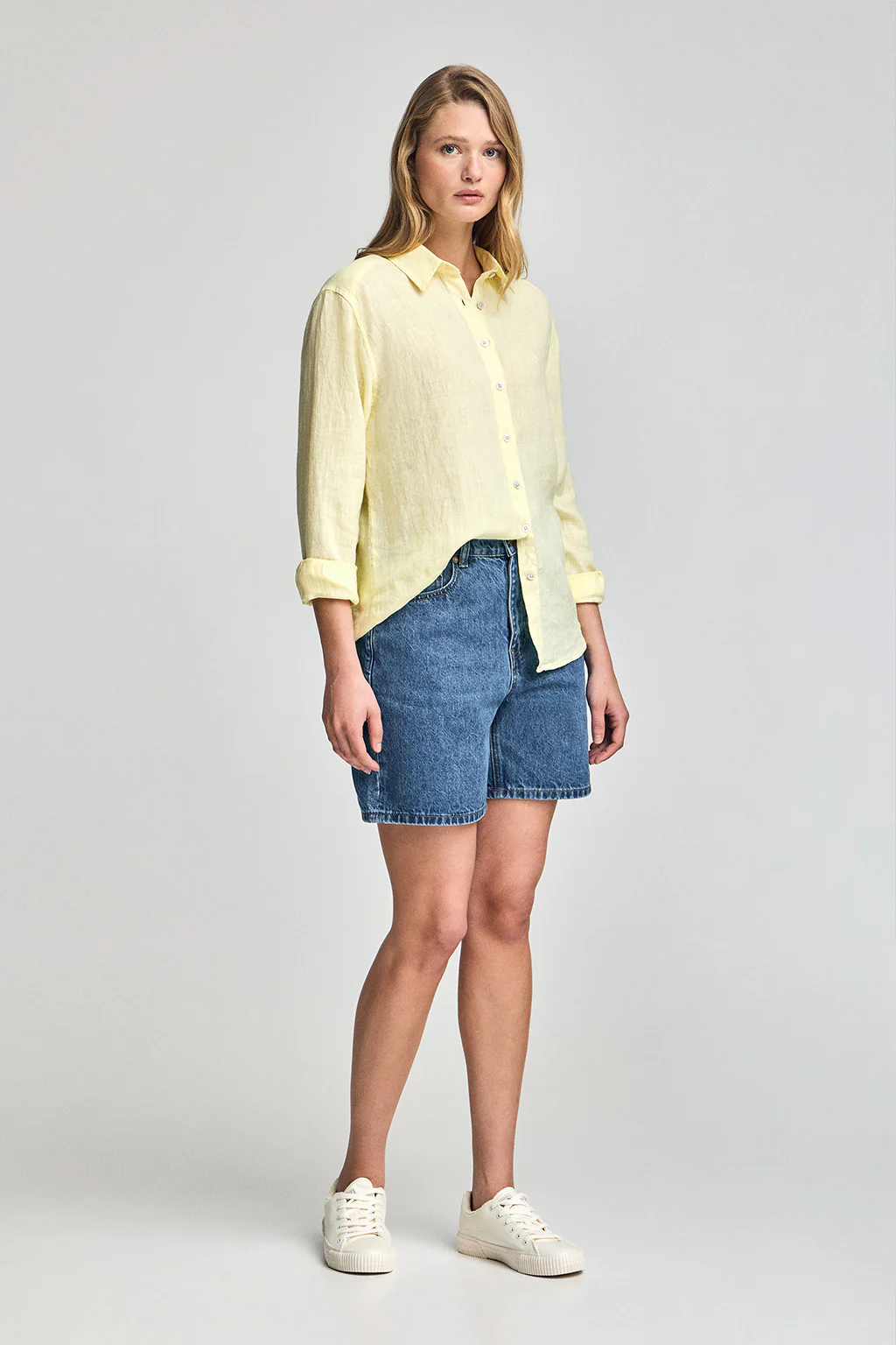 Camisa amarilla garment dye de lino con monograma bordado - Image 3