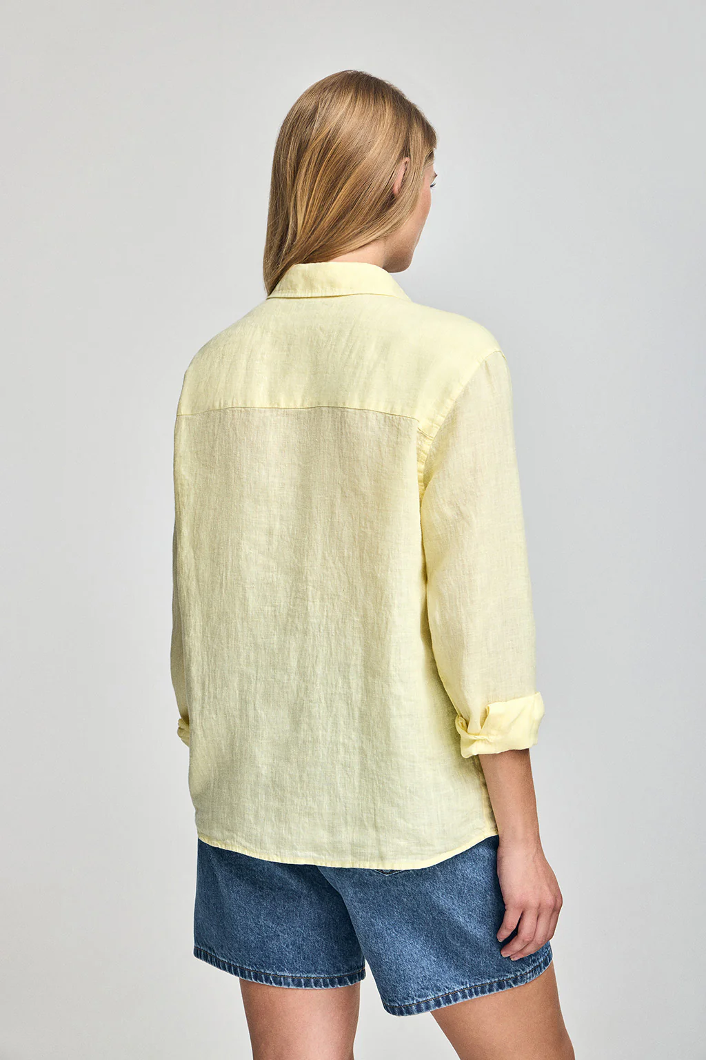 Camisa amarilla garment dye de lino con monograma bordado - Image 5