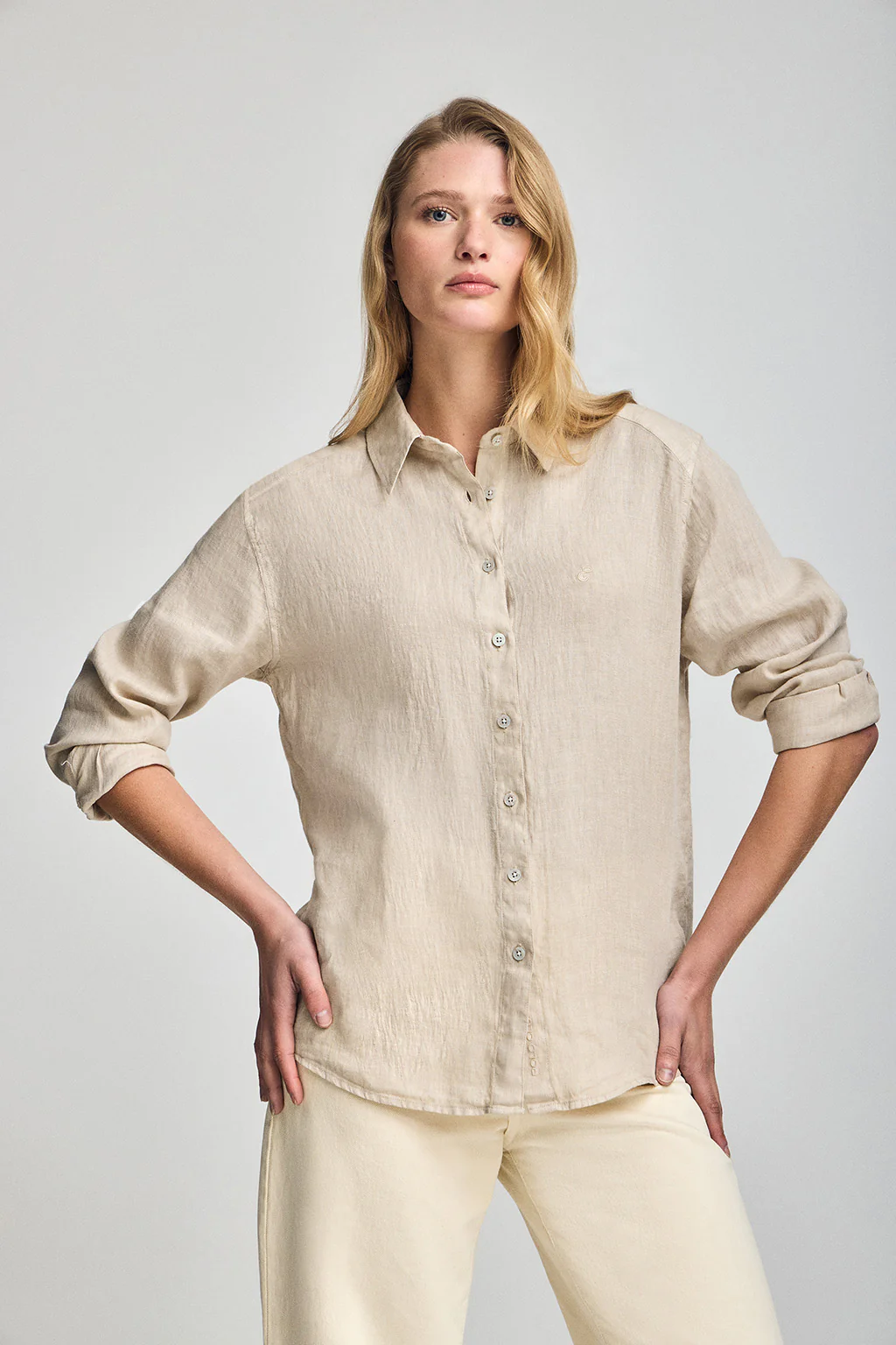 Camisa color arena garment dye de lino con monograma bordado