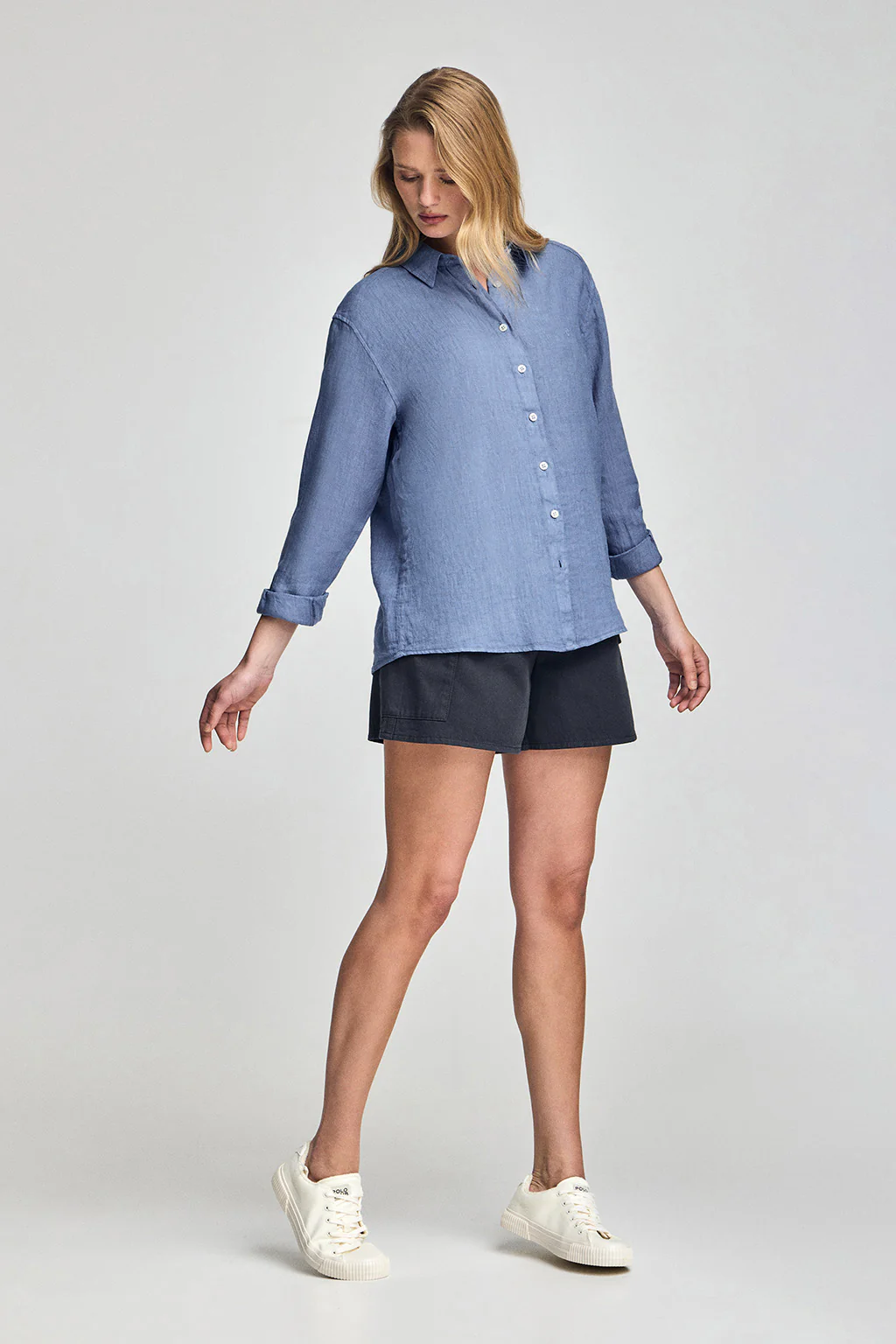 Camisa azul royal garment dye de lino con monograma bordado - Image 3