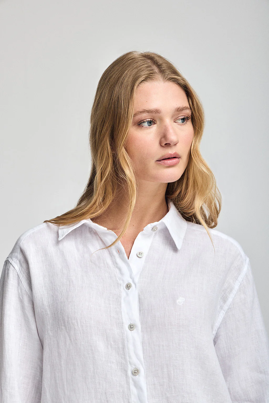 Camisa blanca garment dye de lino con monograma bordado - Image 3