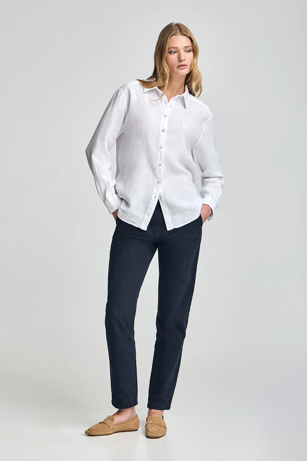 Camisa blanca garment dye de lino con monograma bordado - Image 4