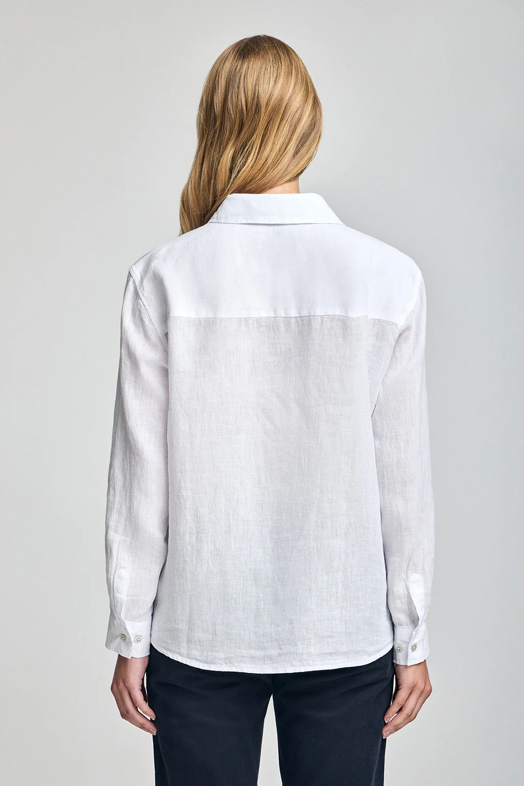Camisa blanca garment dye de lino con monograma bordado - Image 5