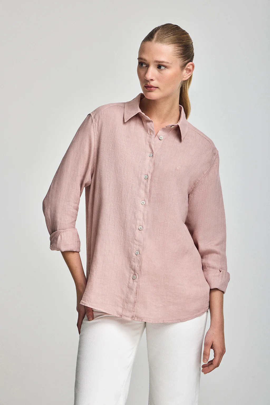 Camisa rosa taupe garment dye de lino con monograma bordado