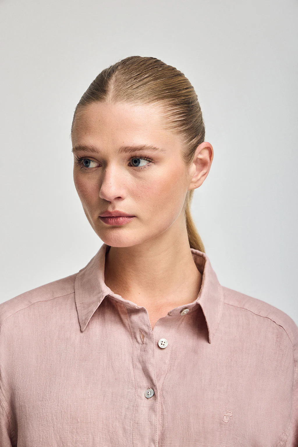 Camisa rosa taupe garment dye de lino con monograma bordado - Image 2
