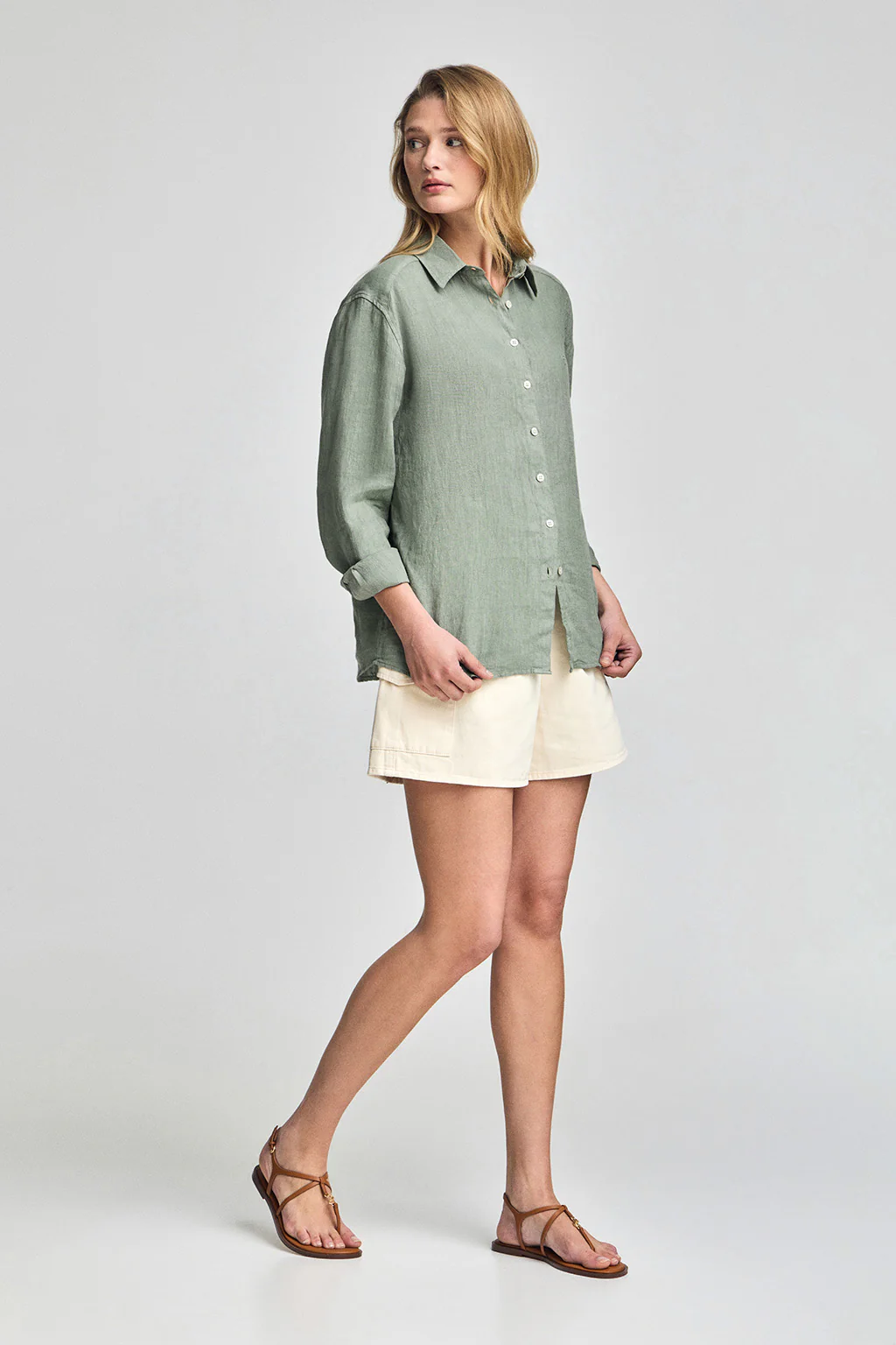 Camisa verde militar garment dye de lino con monograma bordado - Image 3