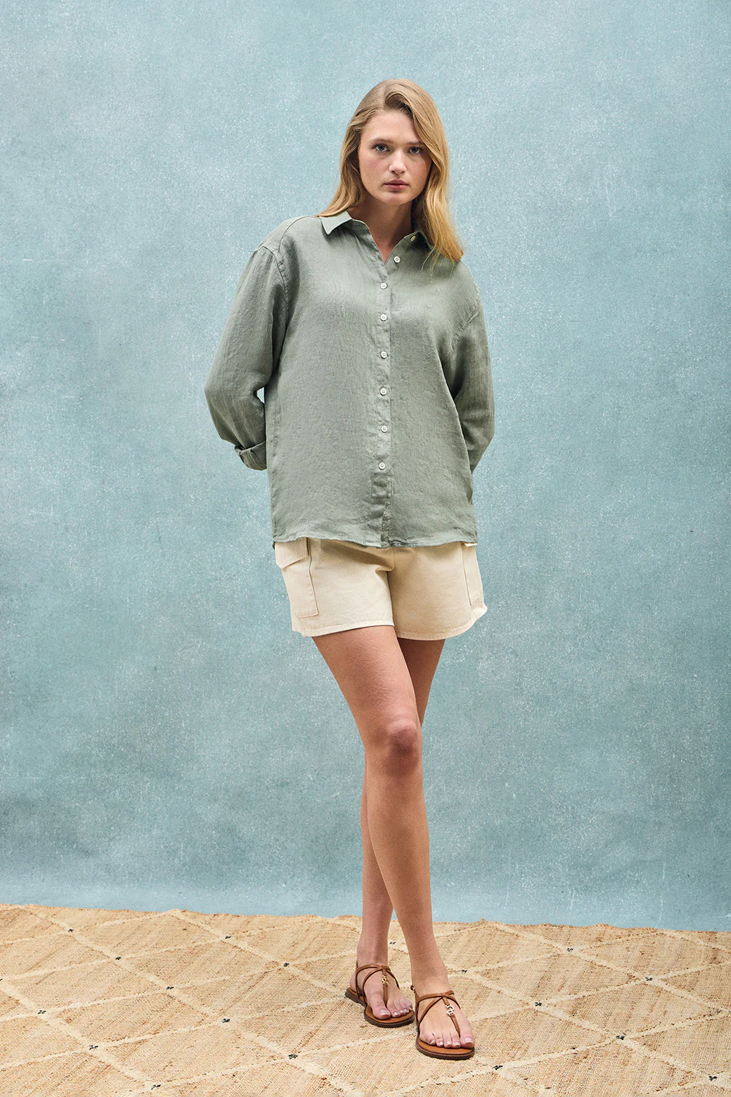Camisa verde militar garment dye de lino con monograma bordado - Image 4