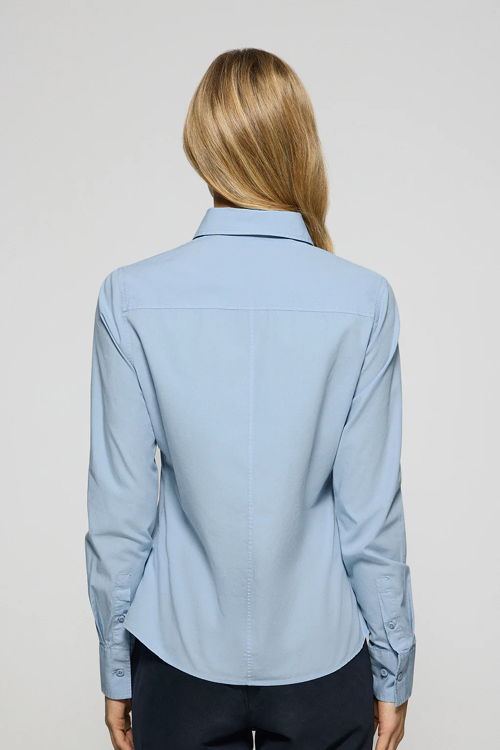 Camisa de popelín garment dye azul celeste con logo bordado - Image 5