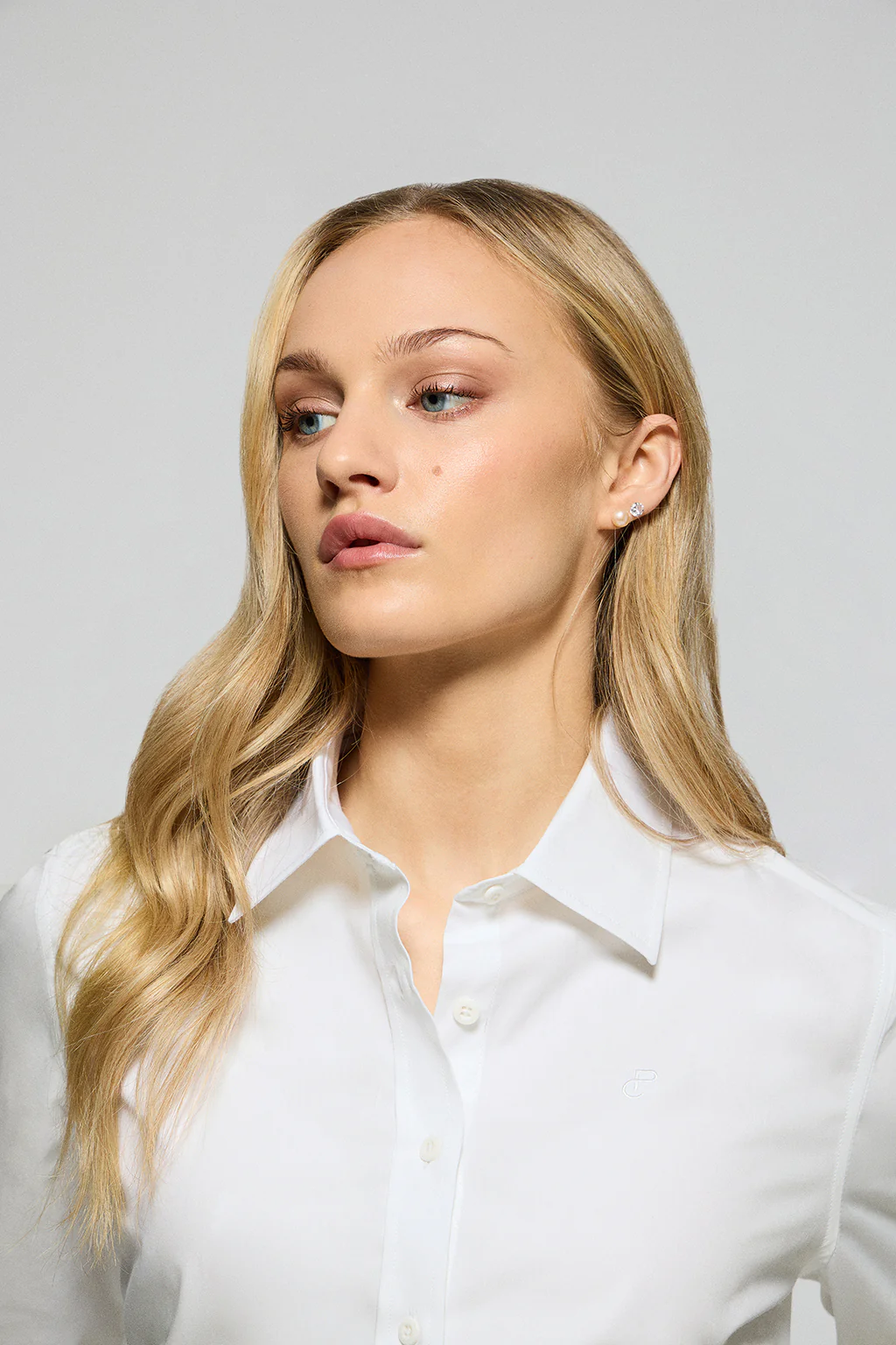 Camisa de popelín garment dye blanca con logo bordado - Image 2