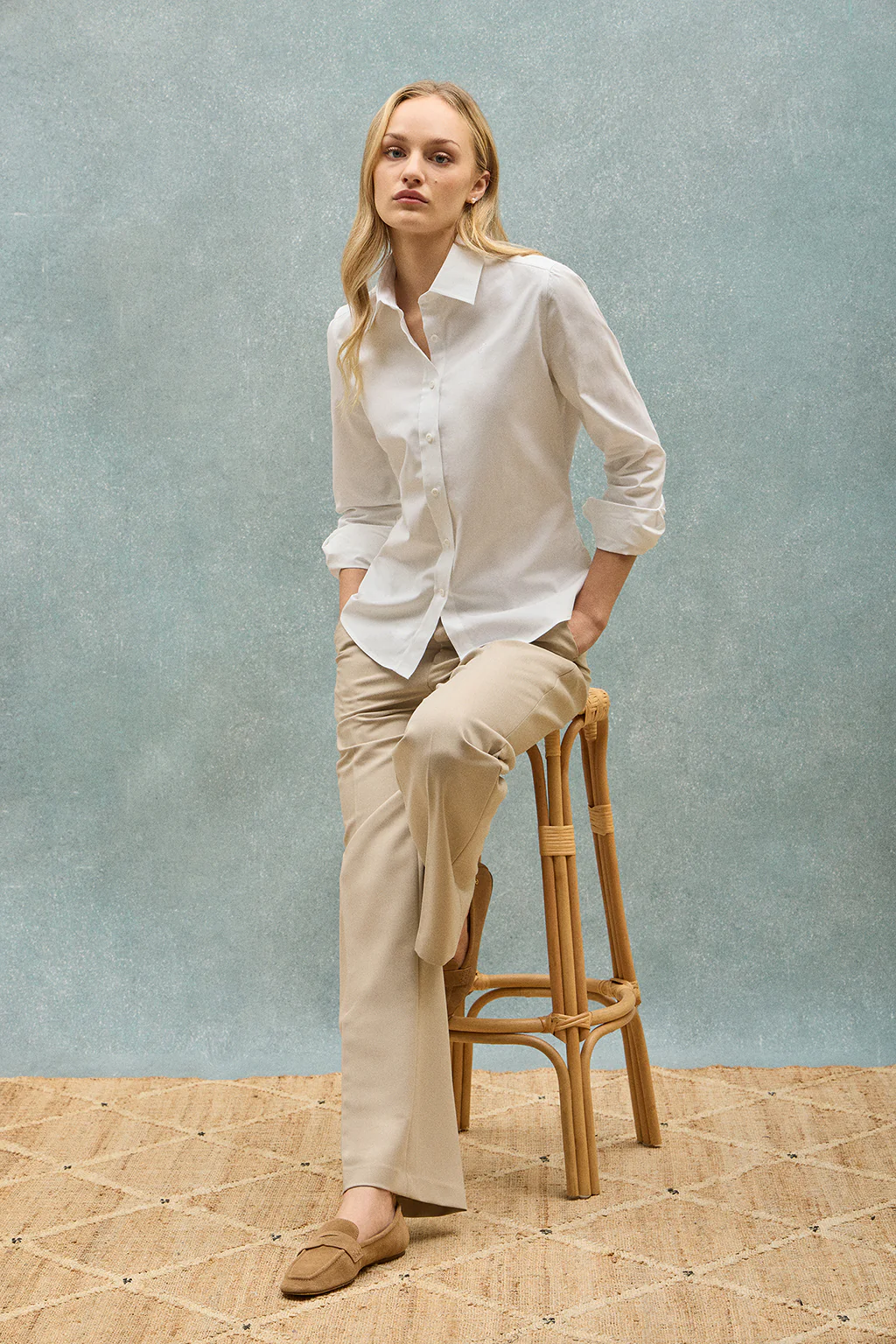 Camisa de popelín garment dye blanca con logo bordado - Image 4
