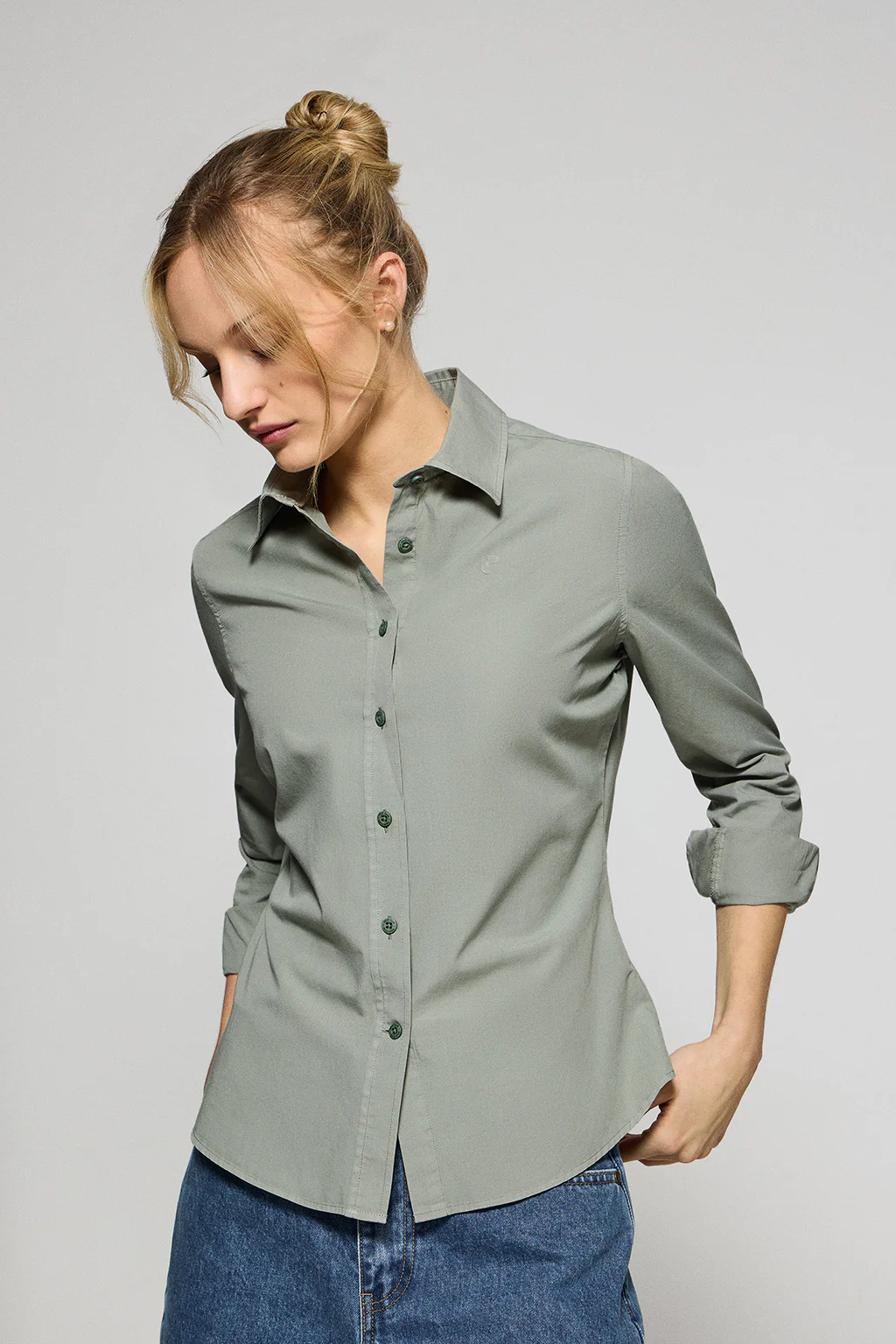 Camisa de popelín garment dye verde oscuro con logo bordado