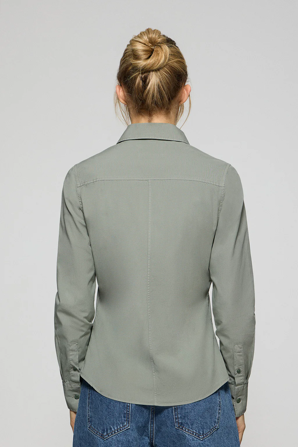 Camisa de popelín garment dye verde oscuro con logo bordado - Image 5