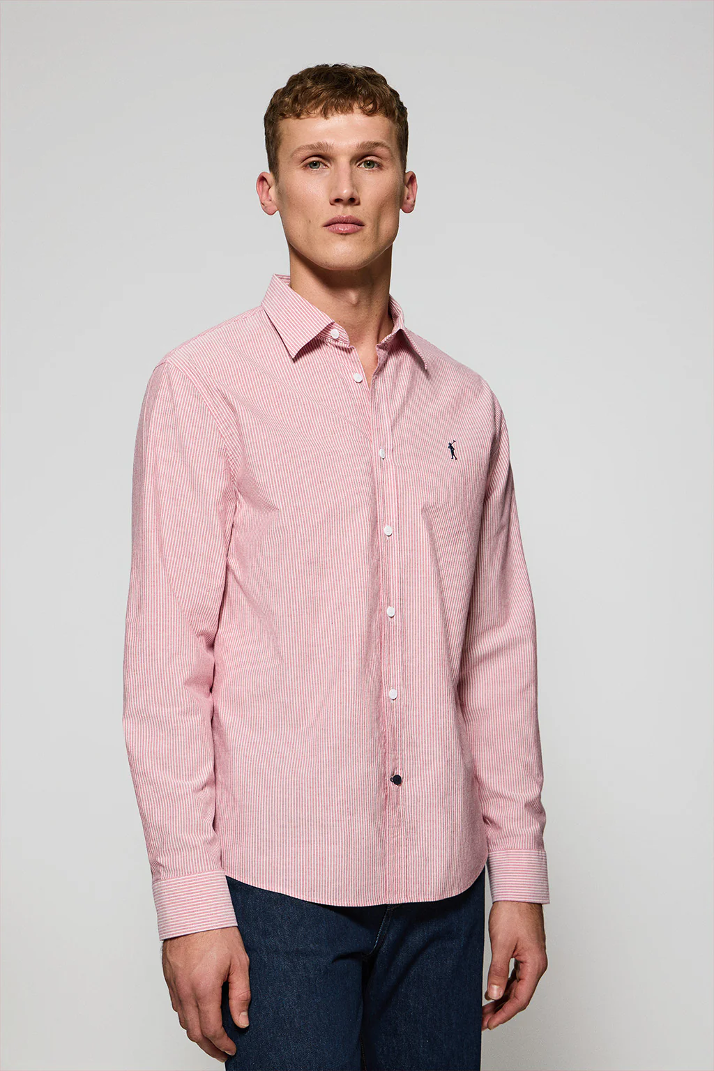 Camisa roja Pharrel de rayas con logo Rigby Go bordado