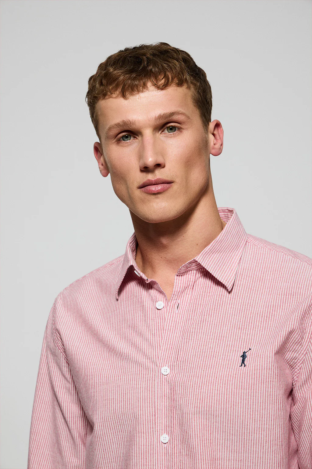 Camisa roja Pharrel de rayas con logo Rigby Go bordado - Image 3