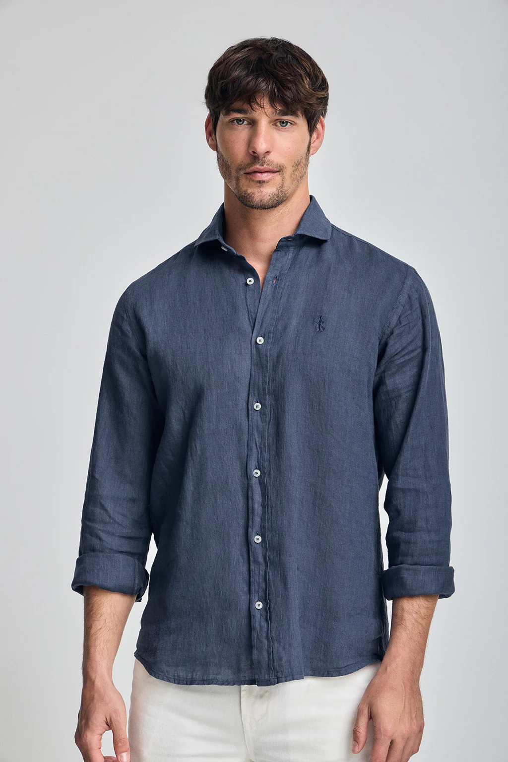 Camisa azul marino de lino garment dye con bordado Rigby Best