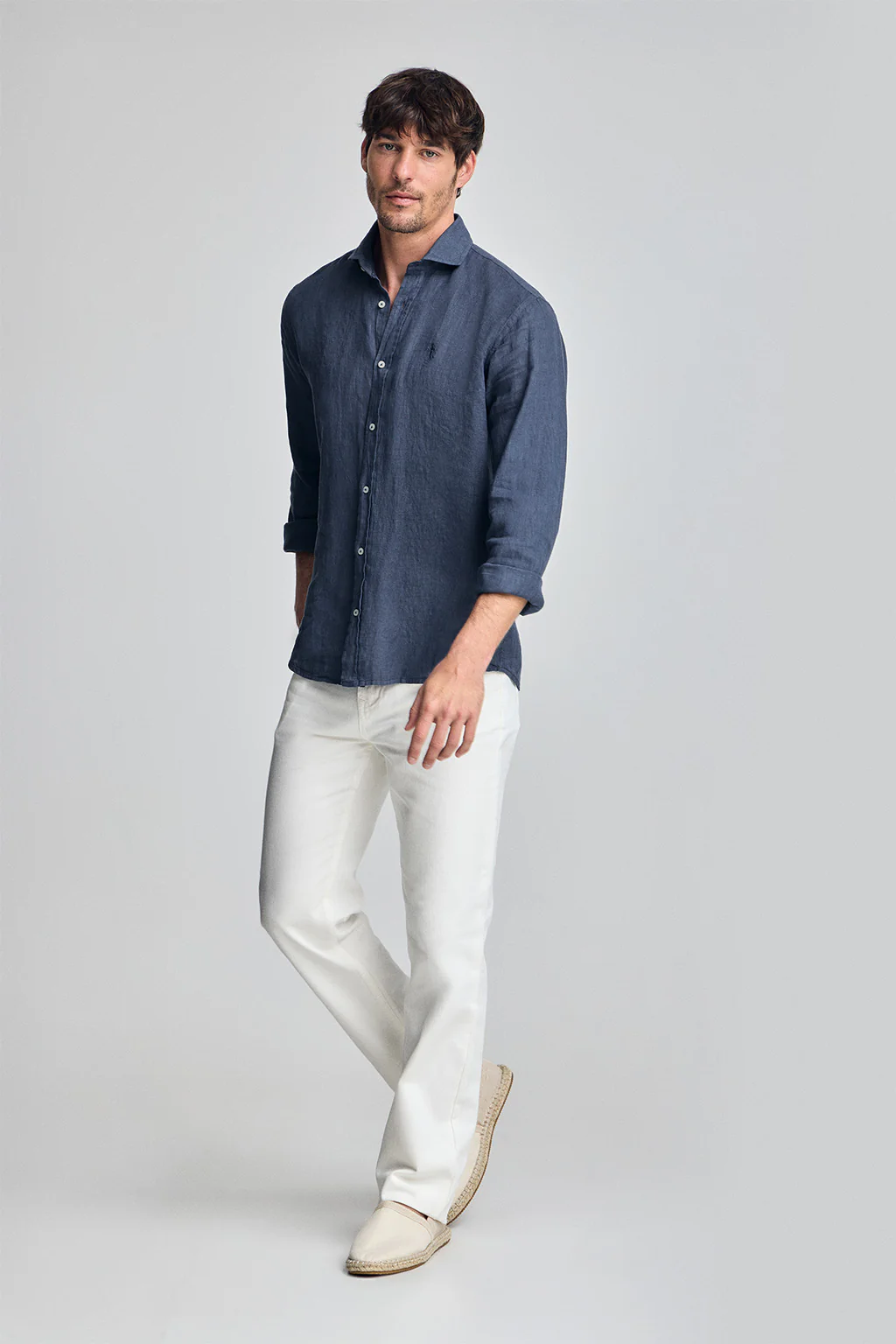 Camisa azul marino de lino garment dye con bordado Rigby Best - Image 3