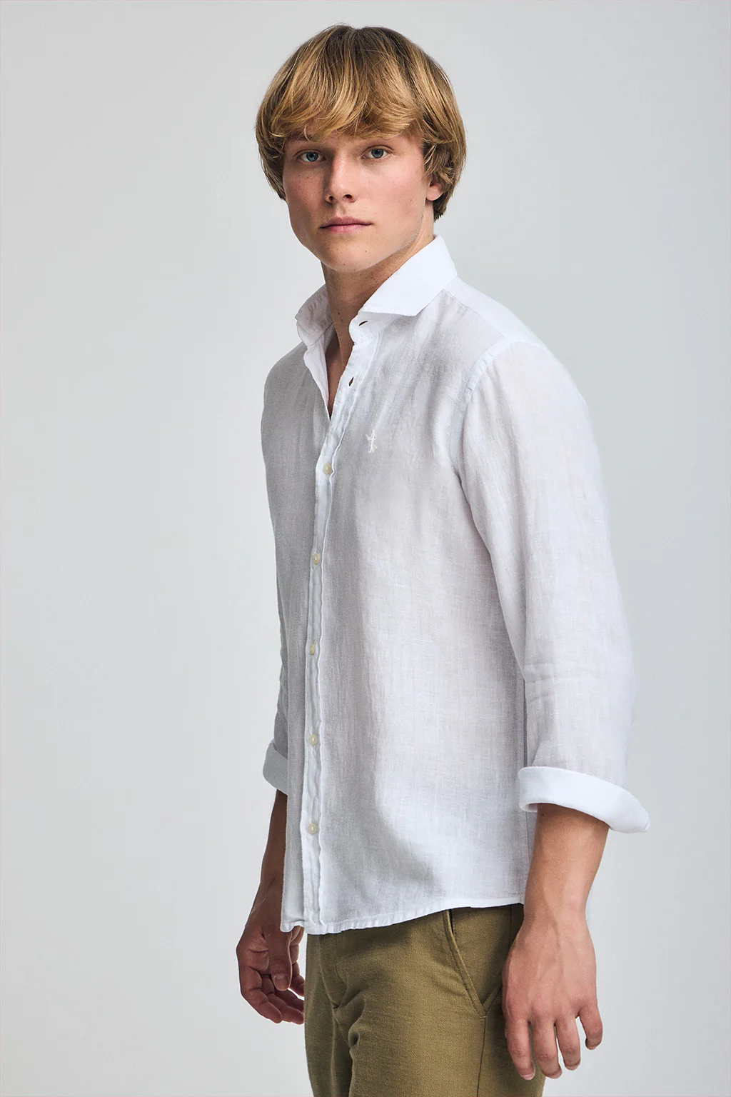 Camisa blanca de lino garment dye con bordado Rigby Best