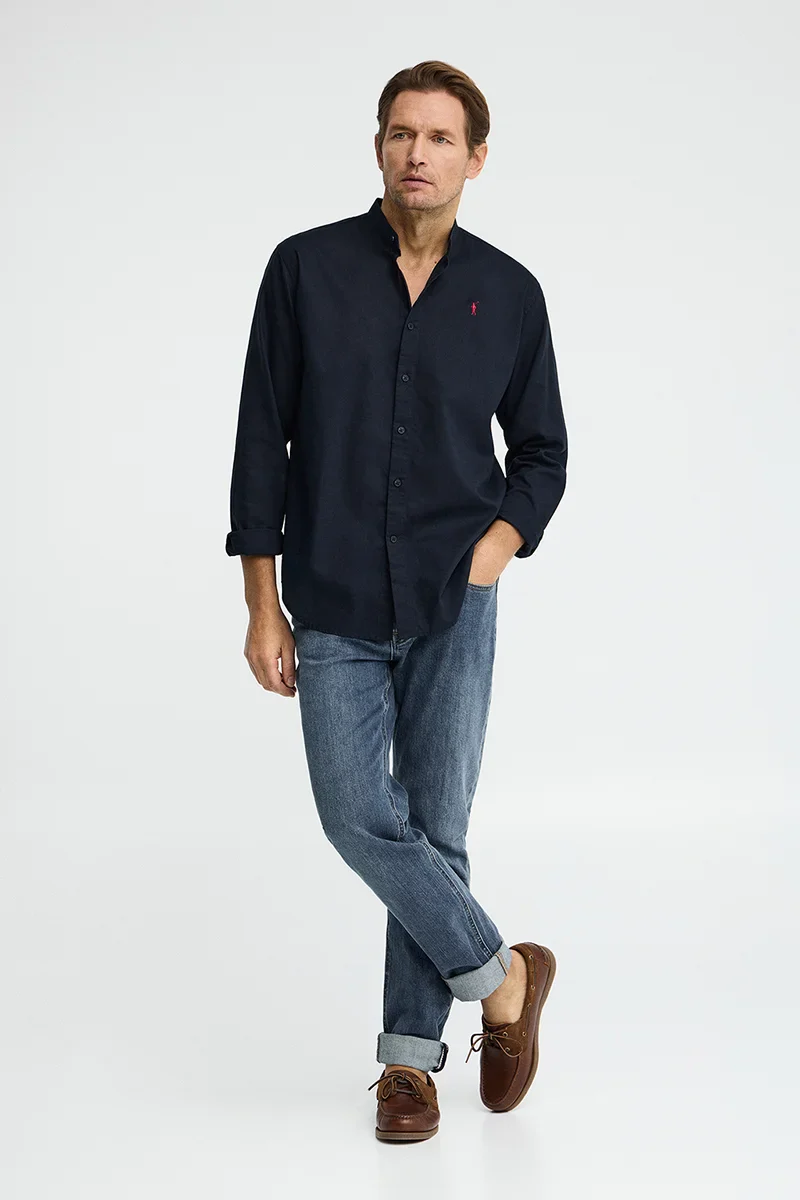 Camisa cotolino azul marino con cuello mao, corte regular y bordado Rigby Go - Image 3