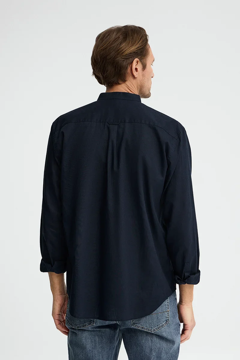 Camisa cotolino azul marino con cuello mao, corte regular y bordado Rigby Go - Image 4