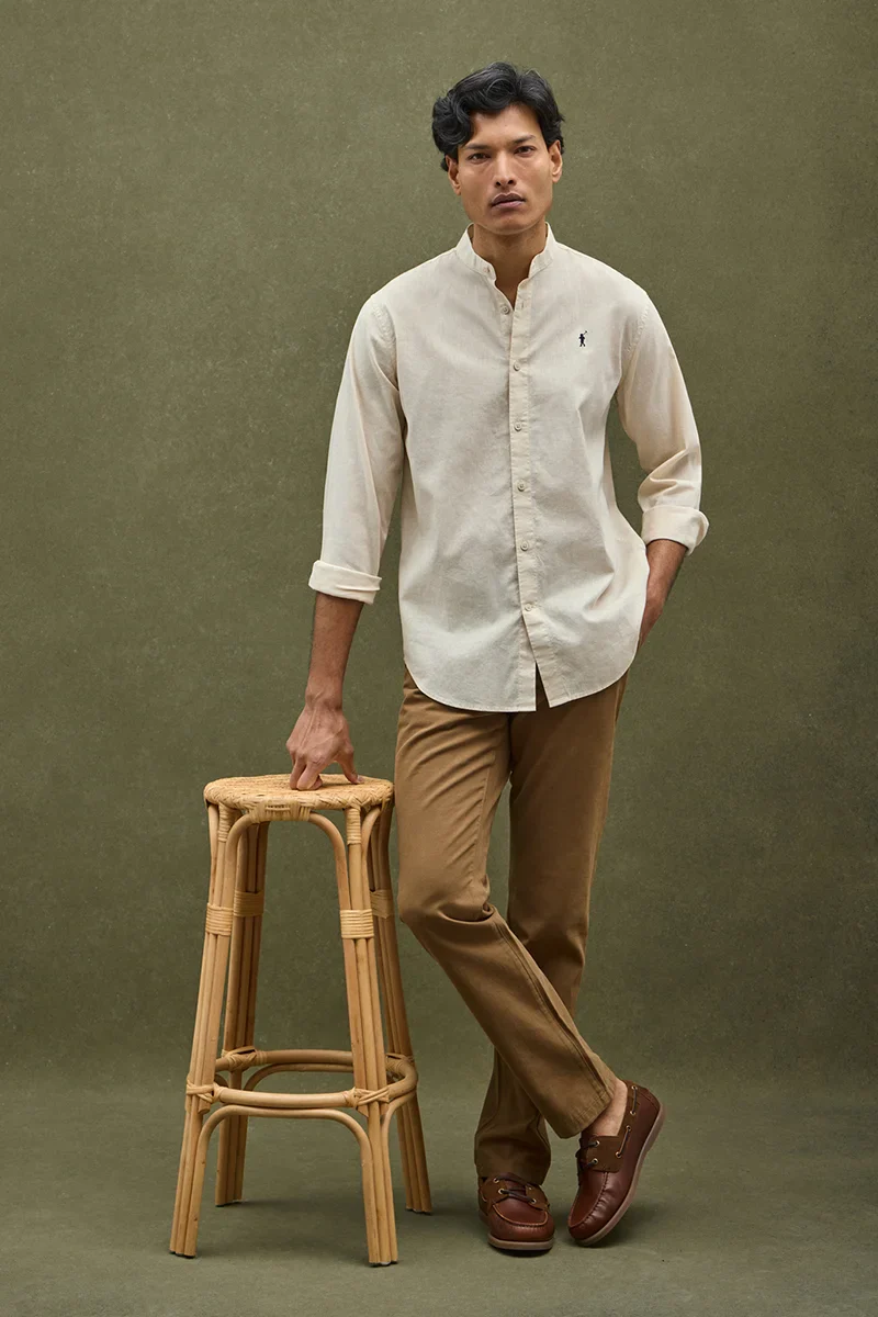 Camisa cotolino beige con cuello mao, corte regular y bordado Rigby Go
