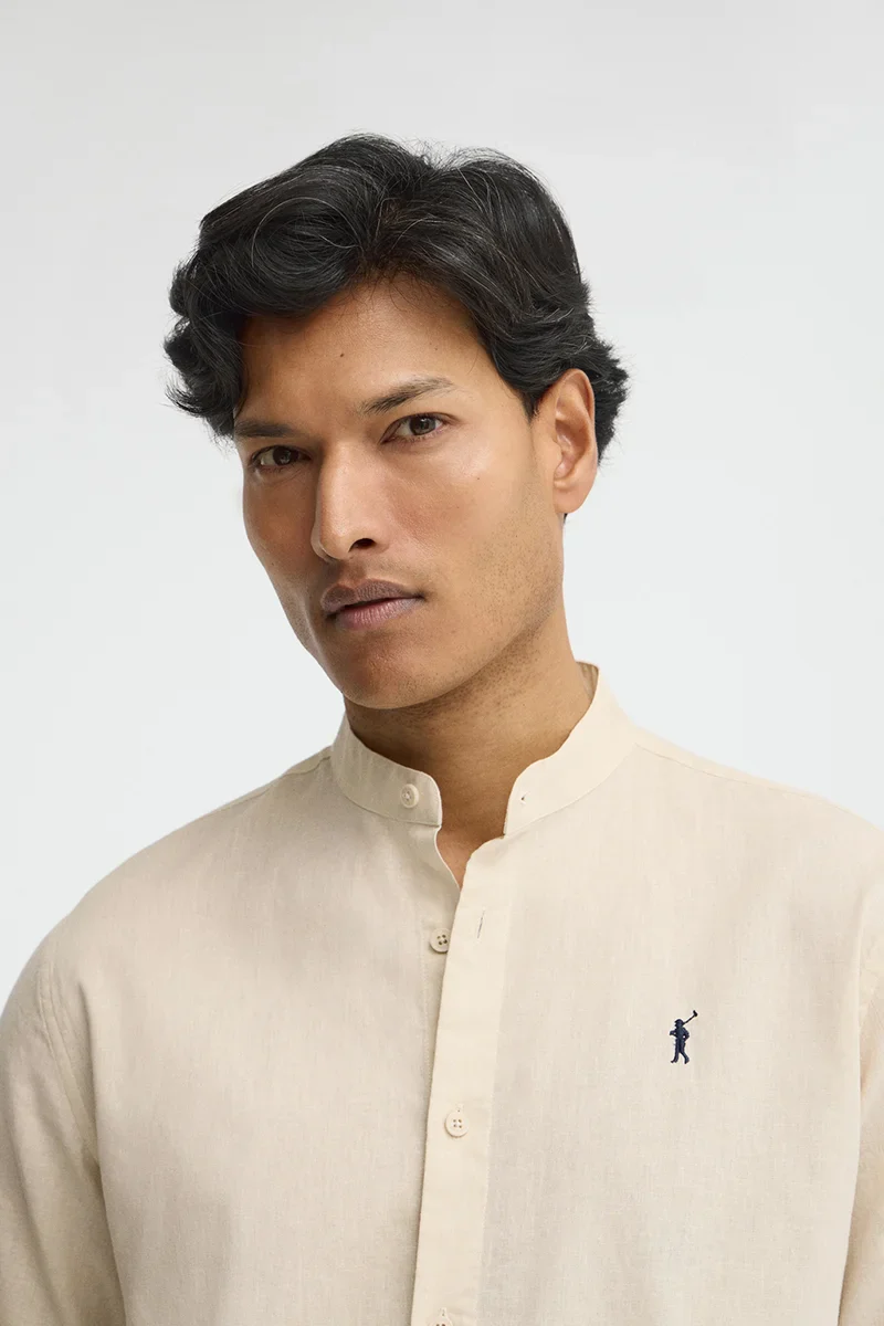 Camisa cotolino beige con cuello mao, corte regular y bordado Rigby Go - Image 3