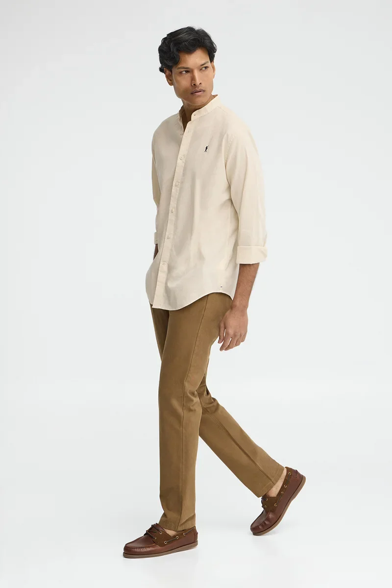 Camisa cotolino beige con cuello mao, corte regular y bordado Rigby Go - Image 4