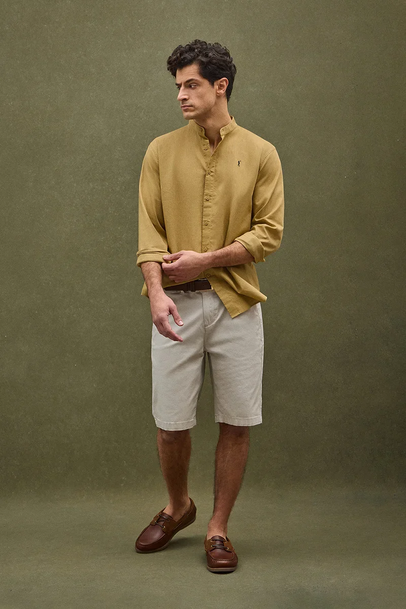 Camisa cotolino caqui con cuello mao, corte regular y bordado Rigby Go - Image 3