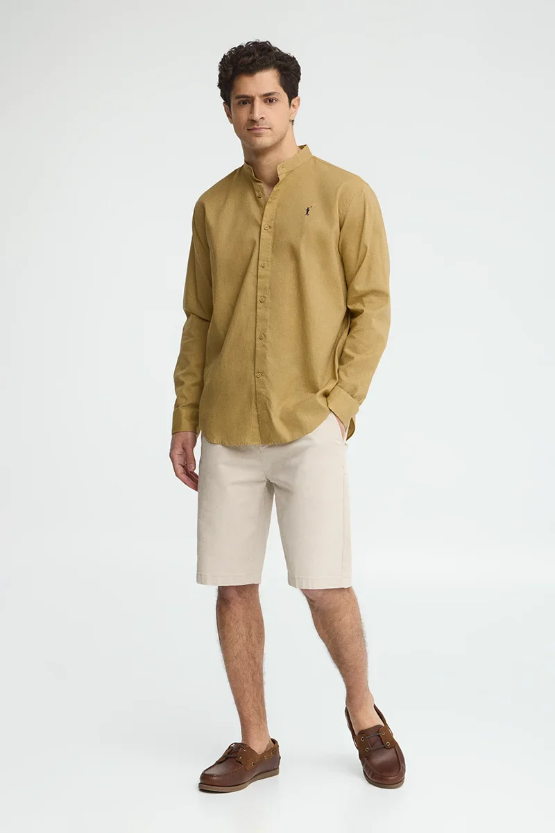 Camisa cotolino caqui con cuello mao, corte regular y bordado Rigby Go - Image 4