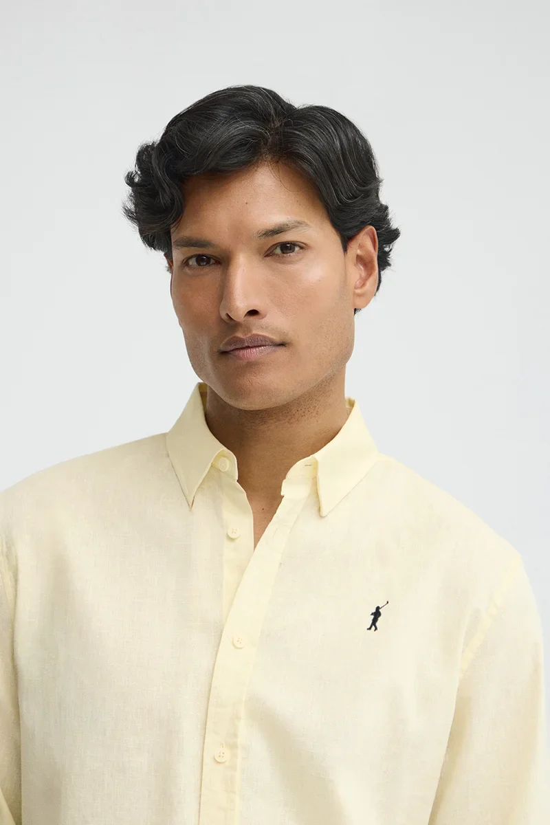 Camisa cotolino amarillo pastel de corte regular con logo Rigby Go - Image 2