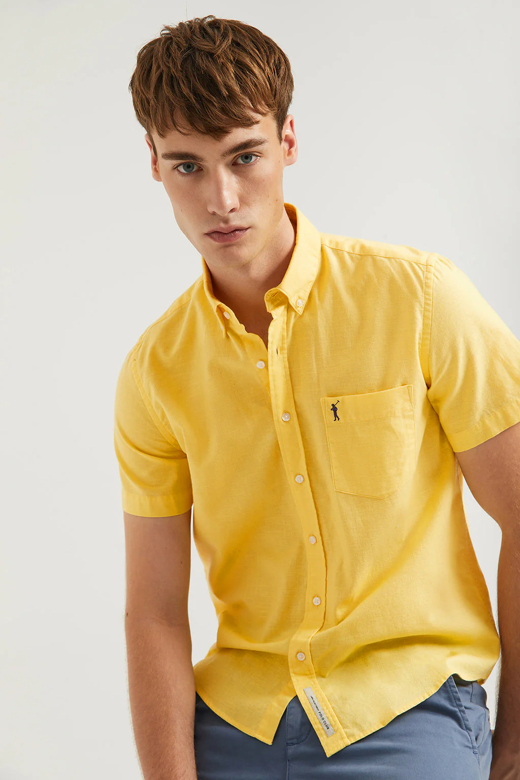 Camisa amarilla de lino con bolsillo en el pecho y logo Rigby Go - Image 4