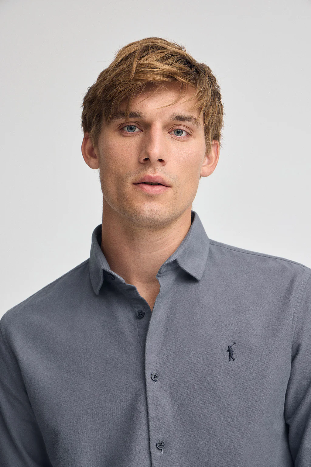 Camisa azul marino de corte slim y cuello italiano con logo Rigby Go - Image 2