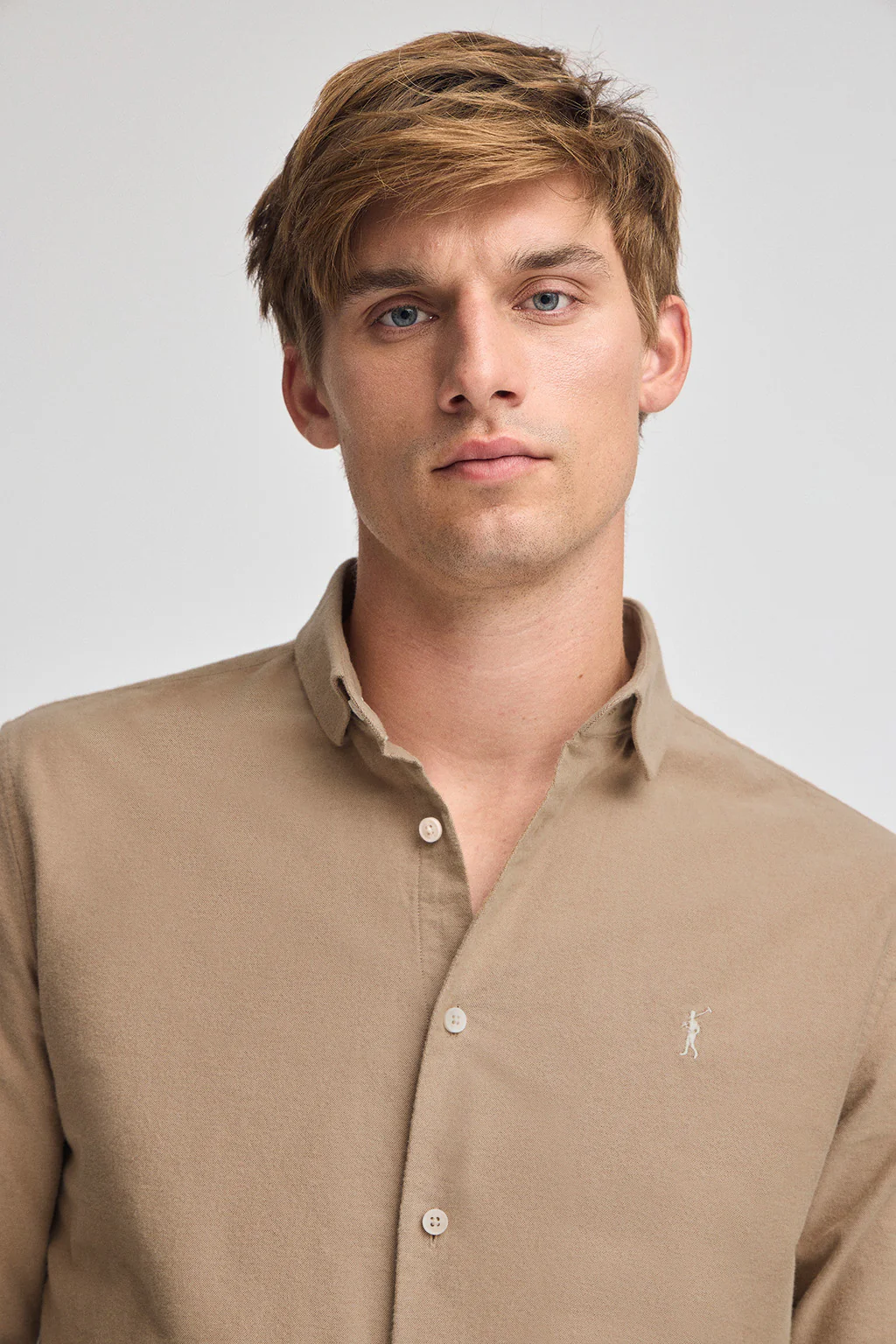 Camisa camel de corte slim y cuello italiano con logo Rigby Go - Image 2