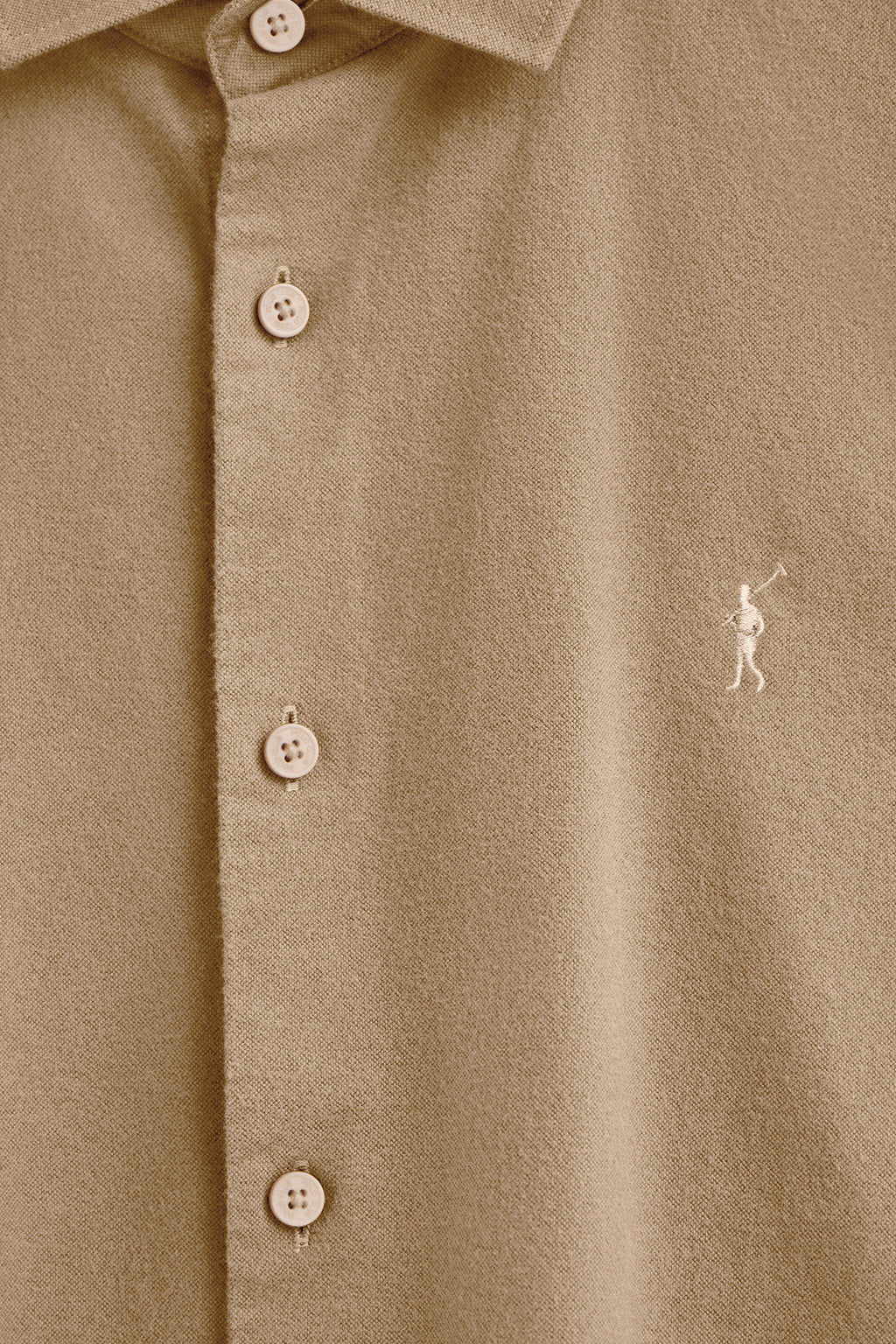 Camisa camel de corte slim y cuello italiano con logo Rigby Go - Image 6