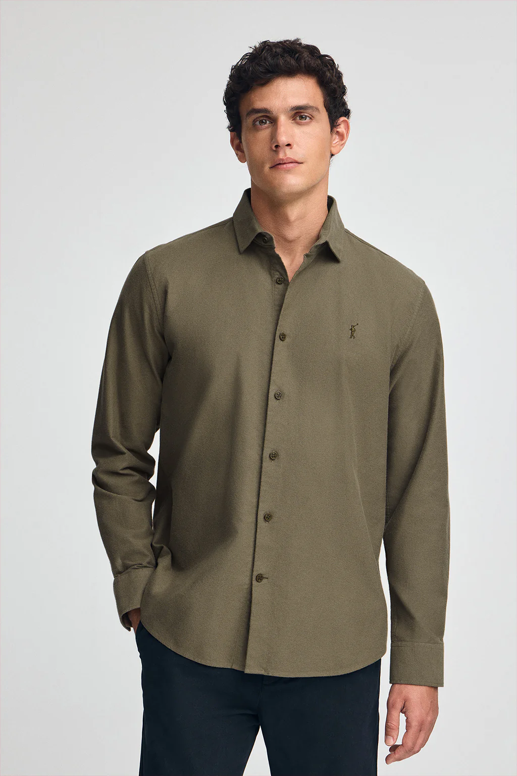 Camisa verde militar de corte slim y cuello italiano con logo Rigby Go
