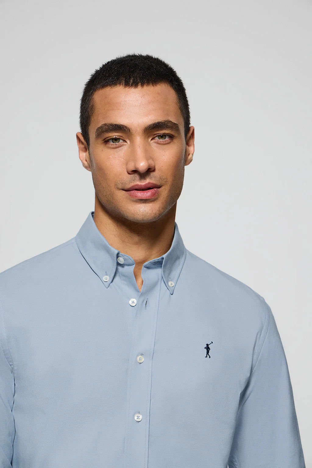 Camisa oxford azul cielo con logo bordado Rigby Go - Image 3