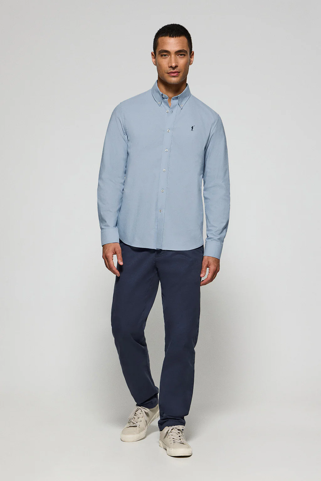 Camisa oxford azul cielo con logo bordado Rigby Go - Image 4