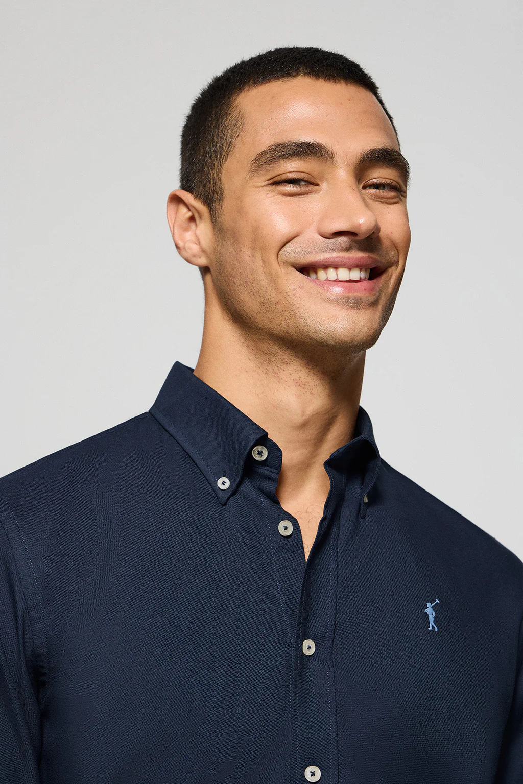Camisa oxford azul marino con logo bordado Rigby Go - Image 2