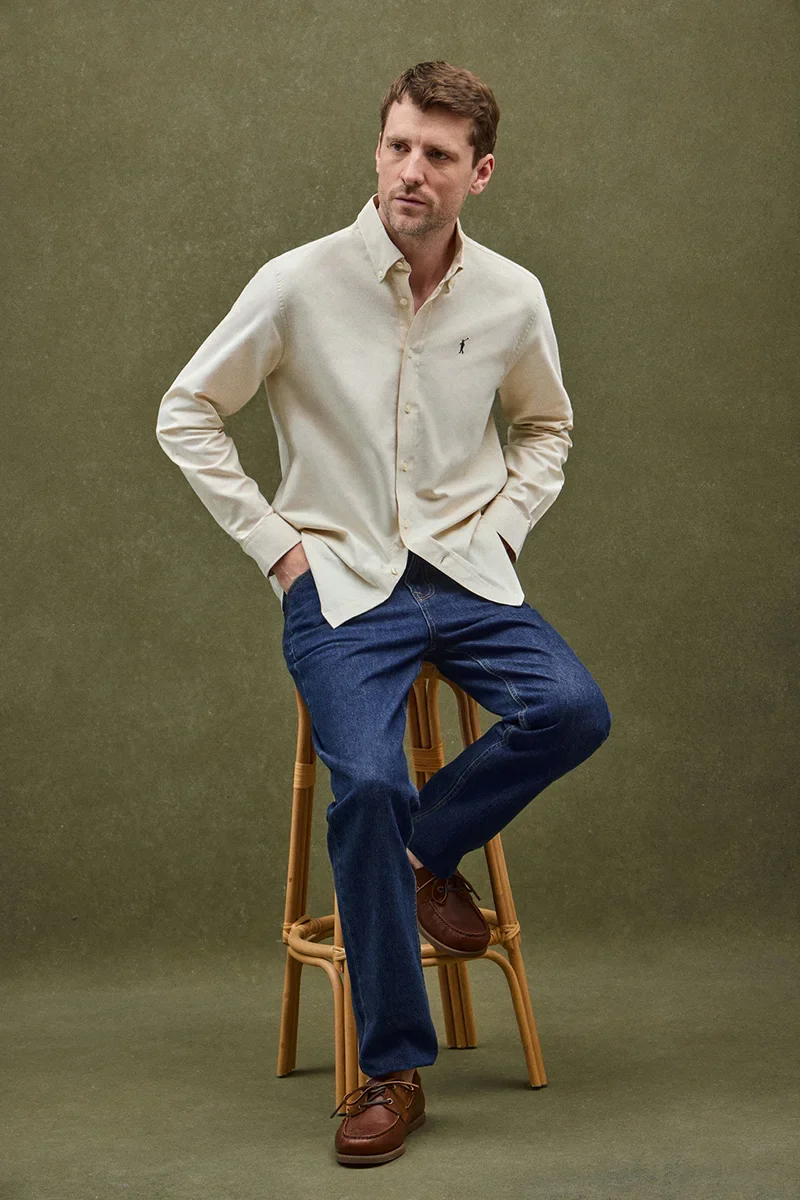 Camisa oxford beige de corte regular y logo Rigby Go