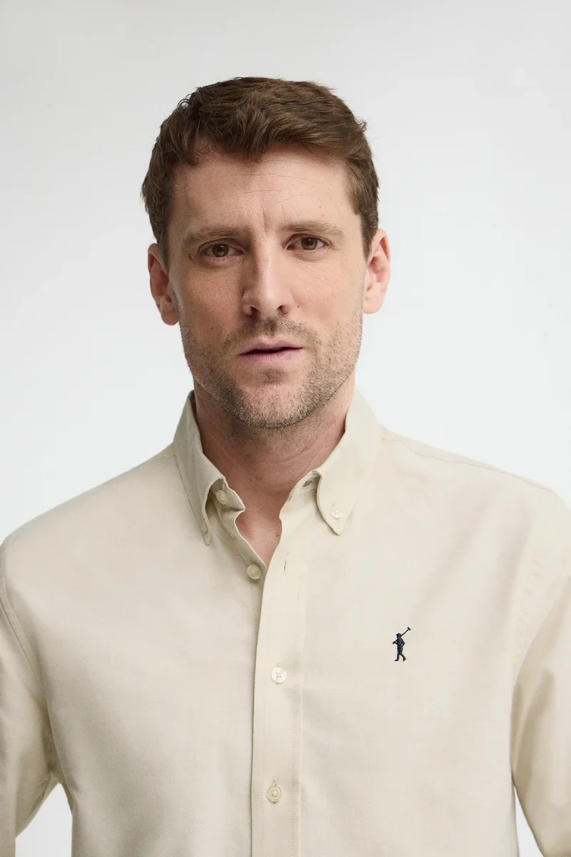 Camisa oxford beige de corte regular y logo Rigby Go - Image 3