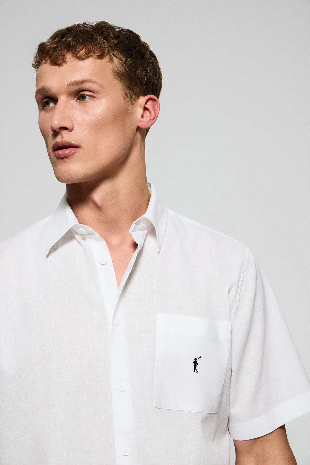 Camisa blanca de manga corta de lino y algodón con bordado Rigby Go - Image 3