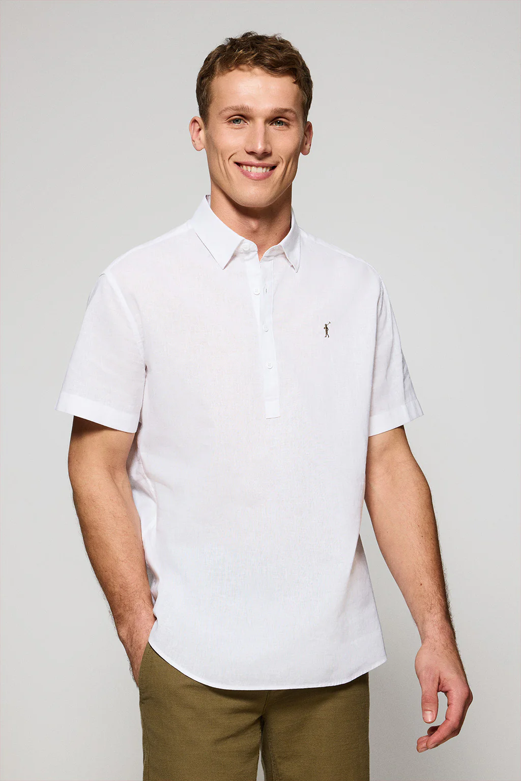 Camisa blanca polera de lino y algodón con bordado Rigby Go
