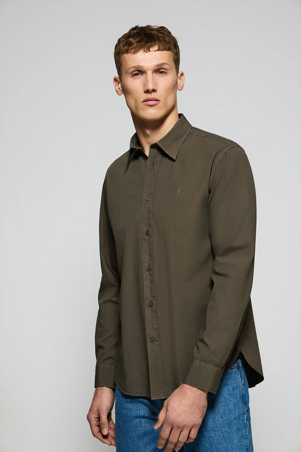 Camisa verde oscuro de popelín garment dye con bordado Rigby Go