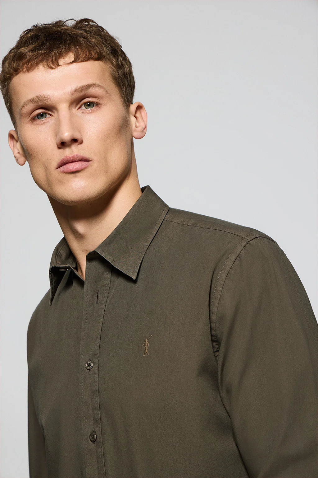 Camisa verde oscuro de popelín garment dye con bordado Rigby Go - Image 3