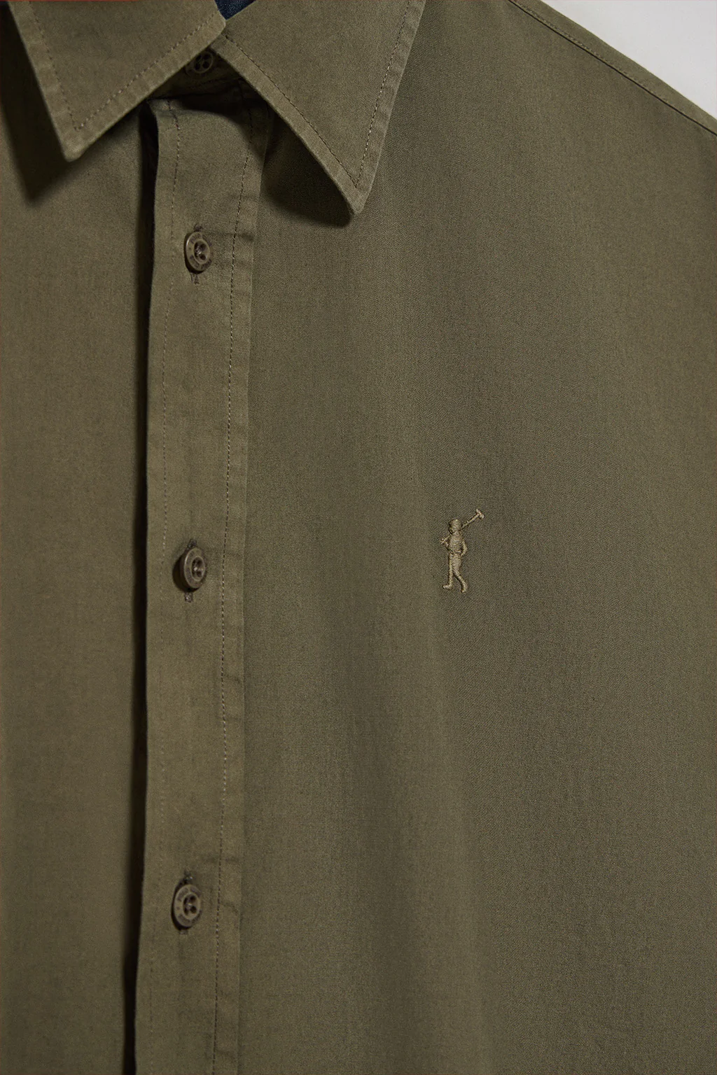 Camisa verde oscuro de popelín garment dye con bordado Rigby Go - Image 9